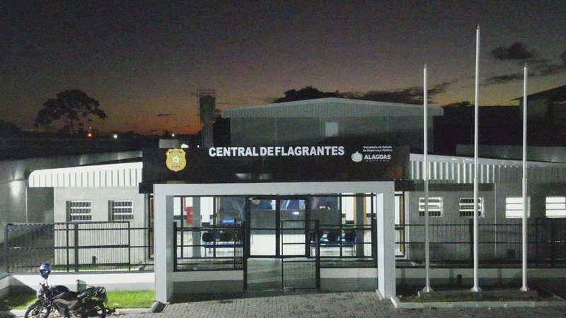 Homem e mulher são presos por associação ao tráfico no Cidade Universitária; moto e drogas são apreendidas