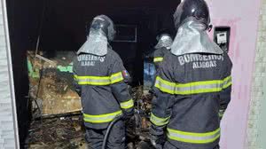 Bombeiros combatem incêndio em estabelecimento comercial na Jatiúca - Corpo de Bombeiros