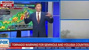 Emissora de TV é atingida por destroços de tornado durante transmissão - Reprodução