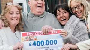 Ex-Manchester que escapou de desastre aéreo ganha na loteria aos 82 anos - @peoplepostcodelottery