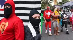Policiais se fantasiam de Chapolin, Padre e Power Ranger e se infiltraram nos blocos do Carnaval de São Paulo - Divulgação/SSP