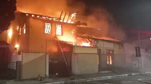 Imagem Homem incendeia sofá em casa de acolhimento e deixa quatro mortos e nove feridos