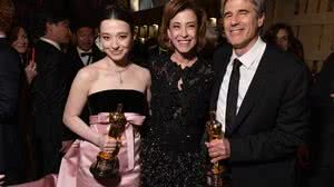 Mikey Madison, Fernanda Torres e Walter Salles posam juntos após a premiação do Oscar - Mark Von Holden / The Academy
