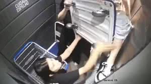 Jovem foi levantada por corda que estava amarrada em um carrinho de transporte e ficou presa na porta do elevador - Reprodução / Instagram @crismachadow