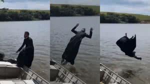 Imagem Vídeo: de batina, padre surpreende e dá salto mortal em lago durante retiro de Carnaval