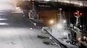 Petroleiro perde controle e bate em navios da Marinha no Porto de Santos - Reprodução