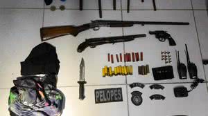 Imagem PM apreende armamentos e munições com dupla suspeita de homicídio