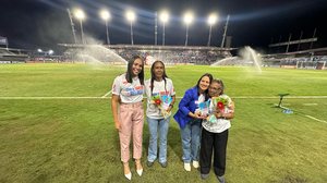 Dona Esmeralda (última à dir.), primeira mulher a fundar uma equipe de futebol feminino em Alagoas, e Evalnia Rosa (penúltima à esq.), primeira e única árbitra a apitar um clássico estadual - Foto: Gleiton Lins e Natanielle Araújo