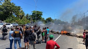 Moradores protestam na AL-101 Sul contra falta d'agua - Foto: TNH1