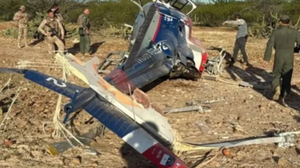 Aeronave é da Secretaria de Estado da Defesa Social; não houve feridos. Buscas continuam pela menina de 13 anos, sequestrada na terça-feira (25). - Foto: Reprodução