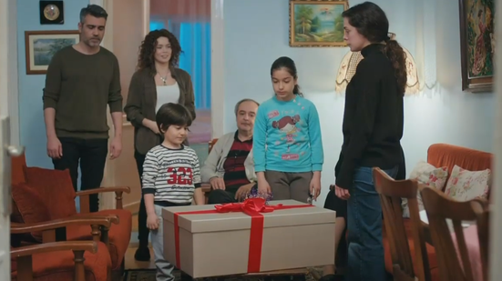 Imagem Força de Mulher: Bahar finalmente abre a caixa enviada por Nezir