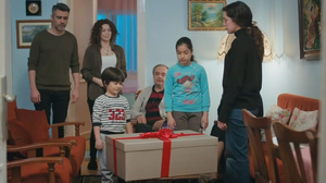 Imagem Força de Mulher: Bahar finalmente abre a caixa enviada por Nezir