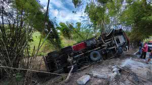 Tombamento de uma caçamba nas proximidades da Usina Utinga Leão deixou dois homens feridos - Ascom DEA