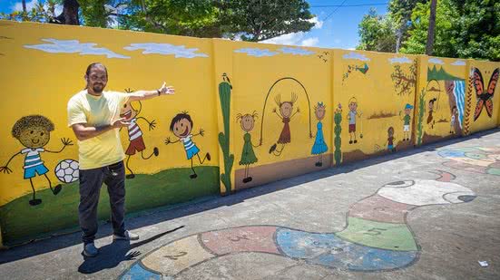 Imagem Vigilante usa sobras de tinta para transformar muro de escola estadual em Riacho Doce