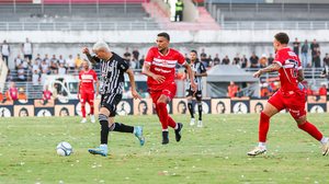 Júnior Viçosa saiu na bronca com a arbitragem