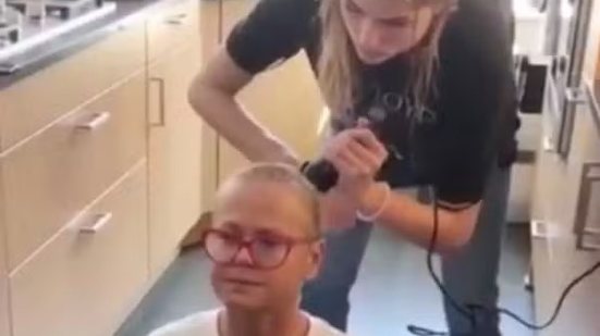 Xuxa raspando o cabelo após falhas por perda capilar - Foto: Reprodução