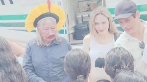 Cacique Raoni Metuktire e Angelina Jolie em aldeia do Xingu, no Mato Grosso - Foto: Reprodução/X