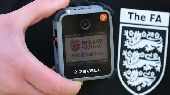 Fifa anuncia que árbitros do Super Mundial vão usar câmeras corporais - Divulgação / English Football Association