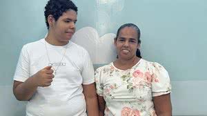 Autista, Edgar Otávio (ao lado da mãe Fabiana) encontrou no atendimento especializado do Centro Especializado em Reabilitação da Uncisal um caminho de avanços significativos - Foto: Ascom Uncisal