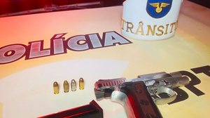 BPTran prende condutor por embriaguez ao volante e apreende arma de fogo dentro do veículo - Ascom PMAL