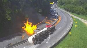 'Chinelo derreteu e corri', diz sobrevivente de explosão de caminhão em SC - Reprodução / Arteris Litoral Sul