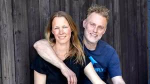 Casal abandona hotel e deixa 158 barris de fezes humanas no local - Reprodução / The Guardian / Instagram