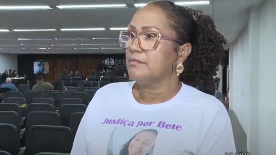 Edivânia Nascimento, irmã de Elizabete, foi ouvida pelo tribunal nesta manhã e conversou com a reportagem do Fique Alerta - Reprodução / TV Pajuçara