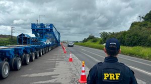 PRF realiza escolta do segundo transformador gigante em direção a Paraíba - Divulgação / PRF