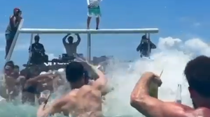 Festa na Praia do Marceneiro, em uma piscina natural da APA Costa dos Corais - Foto: Reprodução