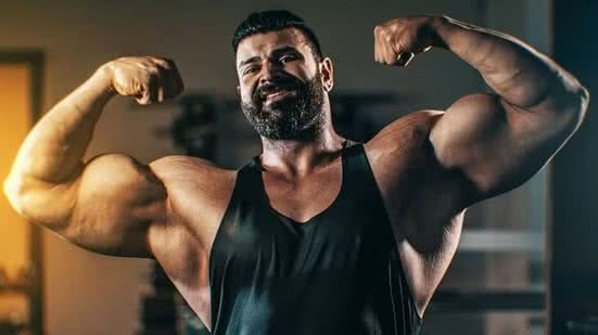 Vittorio Pirbazari é conhecido pelo papel de vilão na série 'Dogs of Berlin' - Foto: Reprodução/Redes Sociais