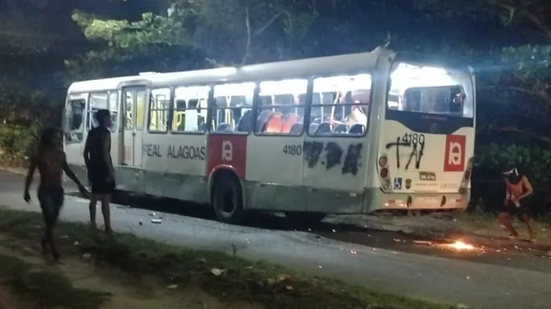 Forças de segurança intensificam ações após ataque a ônibus em terminal de Maceió - Foto: Reprodução