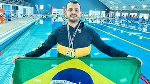 José Alexandre conquistou a medalha de ouro na prova dos 100 metros costas e prata nos 50 metros livres - Natanielle Araújo