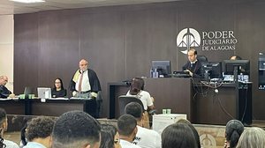 Em depoimento, mãe de Roberta Dias chora ao relembrar quando soube do desaparecimento da filha - Bruno Protasio / TV Pajuçara