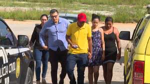 Eduarda chegou ao Centro Integrado de Segurança Pública (CISP) de Novo Lino acompanhada do advogado (de camisa azul) e do marido, Jaelson da Silva Souza (de camisa amarela) - TV Pajuçara