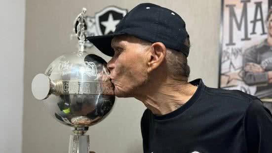 Em dezembro do ano passado, representantes da diretoria do Botafogo visitaram a casa de Manga com a taça da Conmebol Libertadores - Divulgação / Botafogo