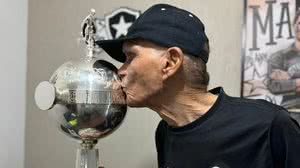 Em dezembro do ano passado, representantes da diretoria do Botafogo visitaram a casa de Manga com a taça da Conmebol Libertadores - Divulgação / Botafogo