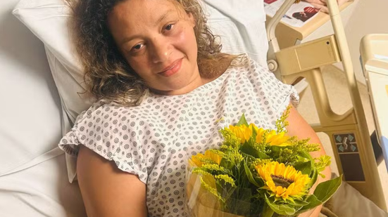 Tatiane após a retirada da compressa cirúrgica que foi esquecida em sua cesárea. - Foto: Arquivo pessoal