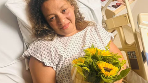 Tatiane após a retirada da compressa cirúrgica que foi esquecida em sua cesárea. - Foto: Arquivo pessoal