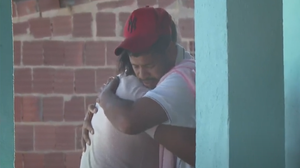 Jaeldson da Silva foi amparado por amigos e familiares - Foto: Reprodução