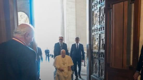 Papa Francisco faz aparição surpresa na basílica São Pedro após crise de saúde - Divulgação / Vatican News