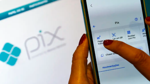 Imagem Confira se vale mais a pena o Pix parcelado ou parcelar no cartão de crédito