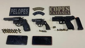 Policiais apreenderam três armas de fogo, 29 munições de diversos calibres e dois aparelhos celulares - Ascom PMAL