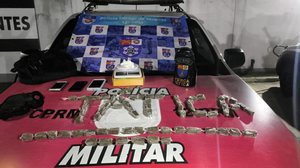 Quase um quilo de entorpecente foi retirado de circulação e dois suspeitos presos - Foto: Cortesia/PM