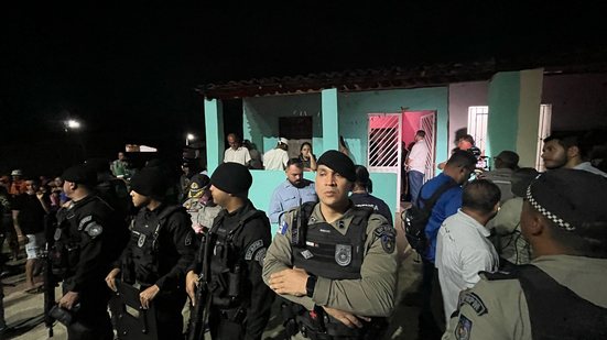 PM reforça segurança e faz cordão de isolamento na casa da família da bebê Ana Beatriz - Theo Chaves / TNH1