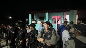 PM reforça segurança e faz cordão de isolamento na casa da família da bebê Ana Beatriz - Theo Chaves / TNH1