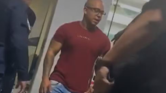 O sargento Fernando Baraúna, suspeito de matar um feirante, após ser levado para a delegacia - Foto: Reprodução