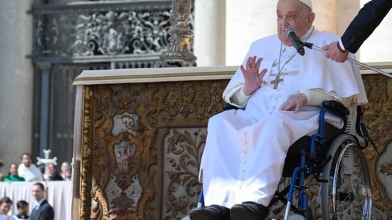 Imagem Papa faz primeira aparição pública após deixar hospital; veja o que disse