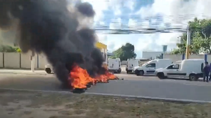 Travessa foi totalmente interditada, o que gerou congestionamento na região - Foto: Reprodução / TV Pajuçara