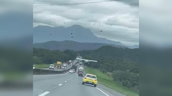 Avião monomotor faz pouso forçado em meio a carros e caminhões - Foto: Reprodução