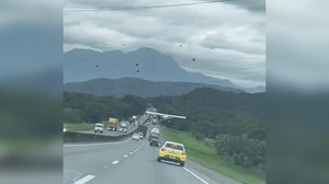 Avião monomotor faz pouso forçado em meio a carros e caminhões - Foto: Reprodução